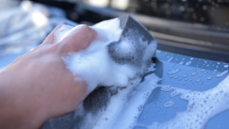 車を洗う