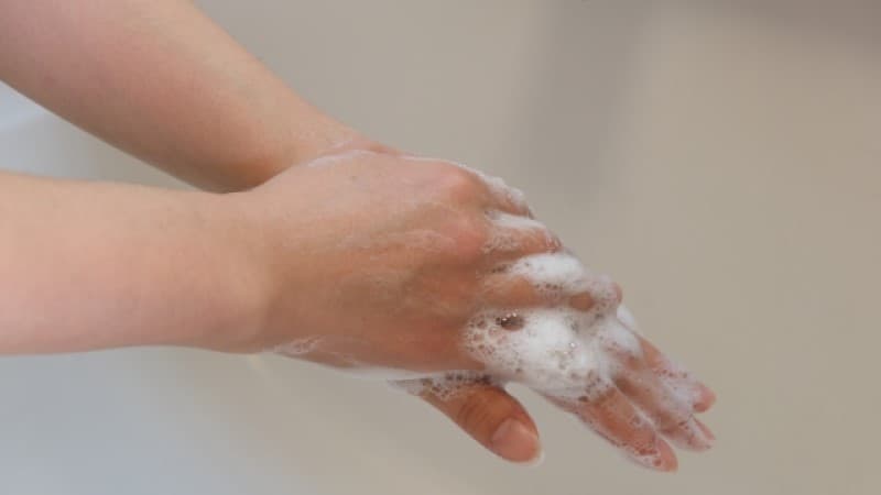 手の洗い方2手の甲を洗う