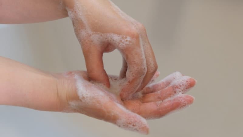 手の洗い方3爪の間を洗う