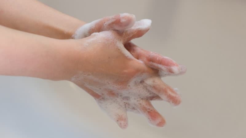手の洗い方4指の間を洗う