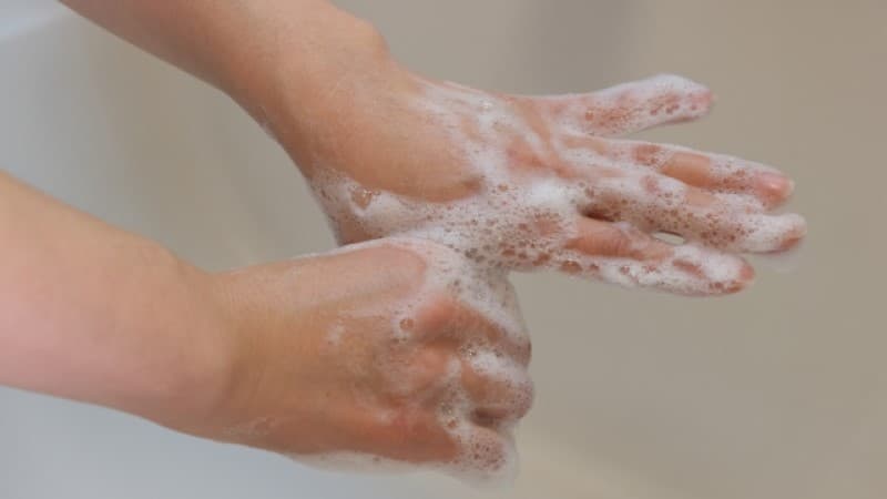 手の洗い方5親指のねじり洗い
